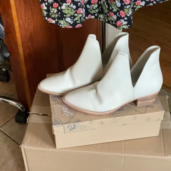 Free People Ecru Leather Charm Double V Ankle Boot Size 39.5 (9), NIB - Picture 4 of 16